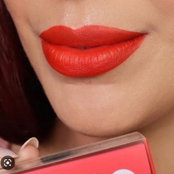 ALLURING HUDA BEAUTY Liquid Matte Lipstick - Picture 5 of 9